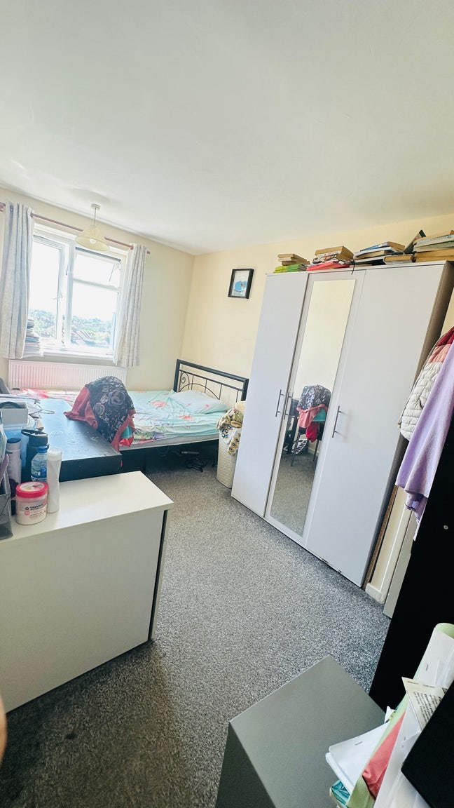 Nice locating semi double room for female Main Photo