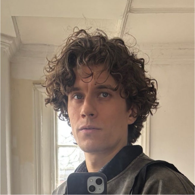 Professional Musician (31) seeks large double room Main Photo