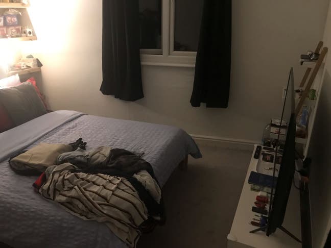 Double bed Room - Southfields Station Main Photo