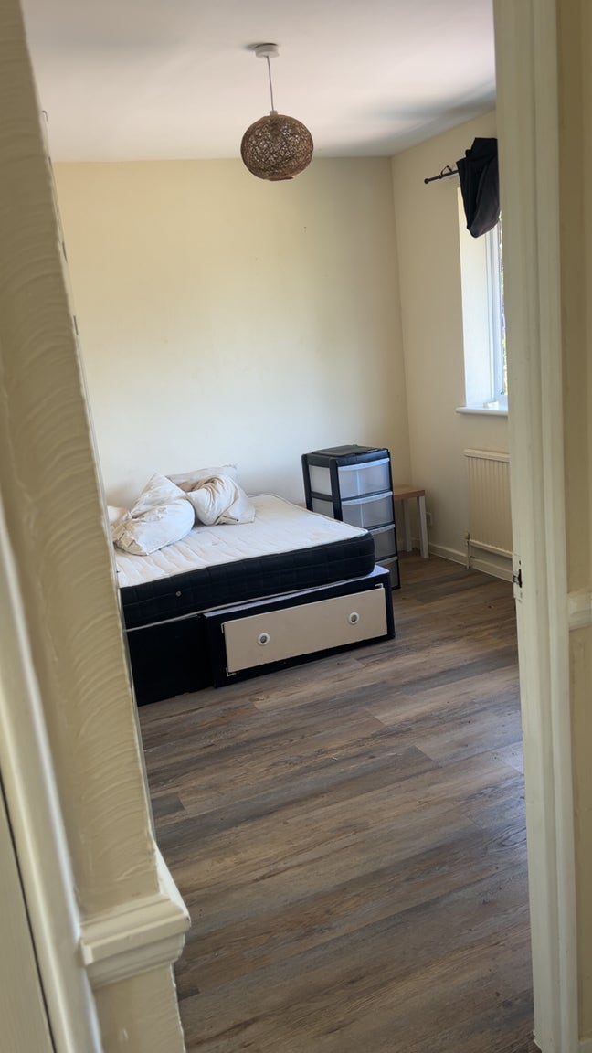 One spare room in abbeywood  Main Photo