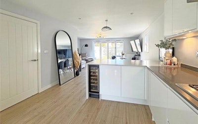 Double bedroom in new build home  Main Photo