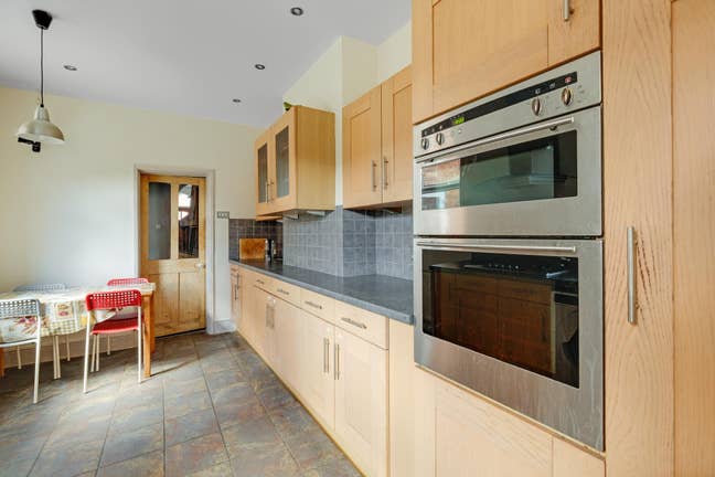 Spacious 3 bed Victorian near city-centre Main Photo