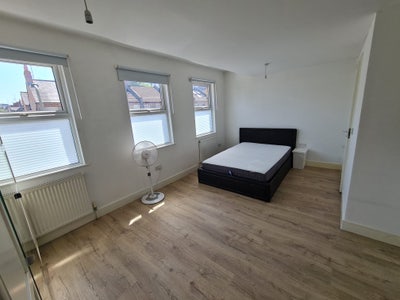 Delightful, Bright, Large En-suite Room Main Photo