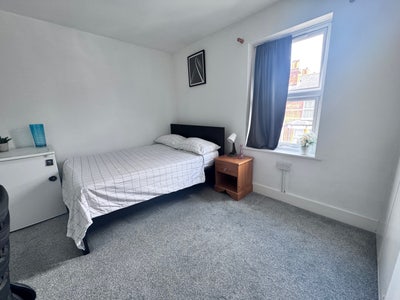 Large Double Room in New Clean House  Main Photo