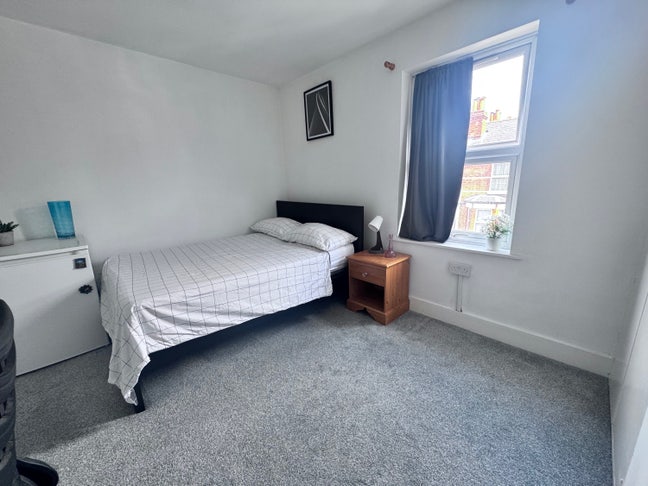 Large Double Room in New Clean House  Main Photo