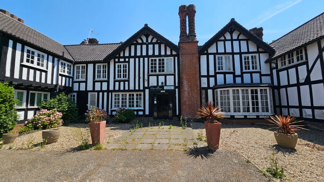 Professionally Managed Country House Living Main Photo