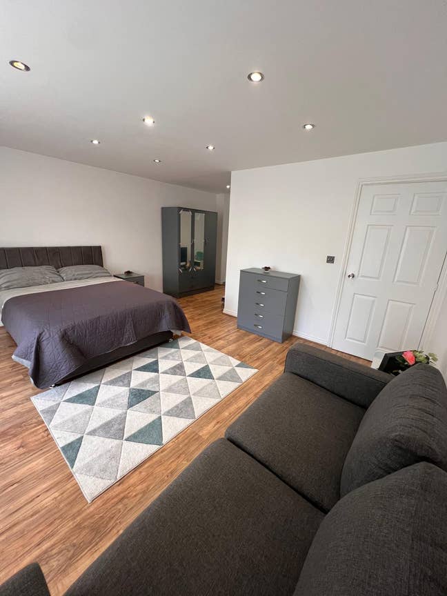 Modern Spacious Double Room near GE hospital  Main Photo