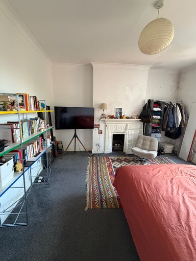 Double Room – Bright, Spacious & Well Connected Main Photo