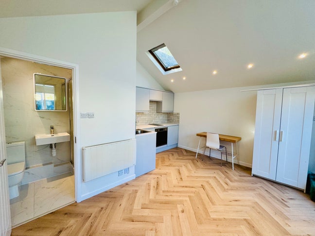 Fully Furnished Studio (Oxford Rd) Bills Included Main Photo
