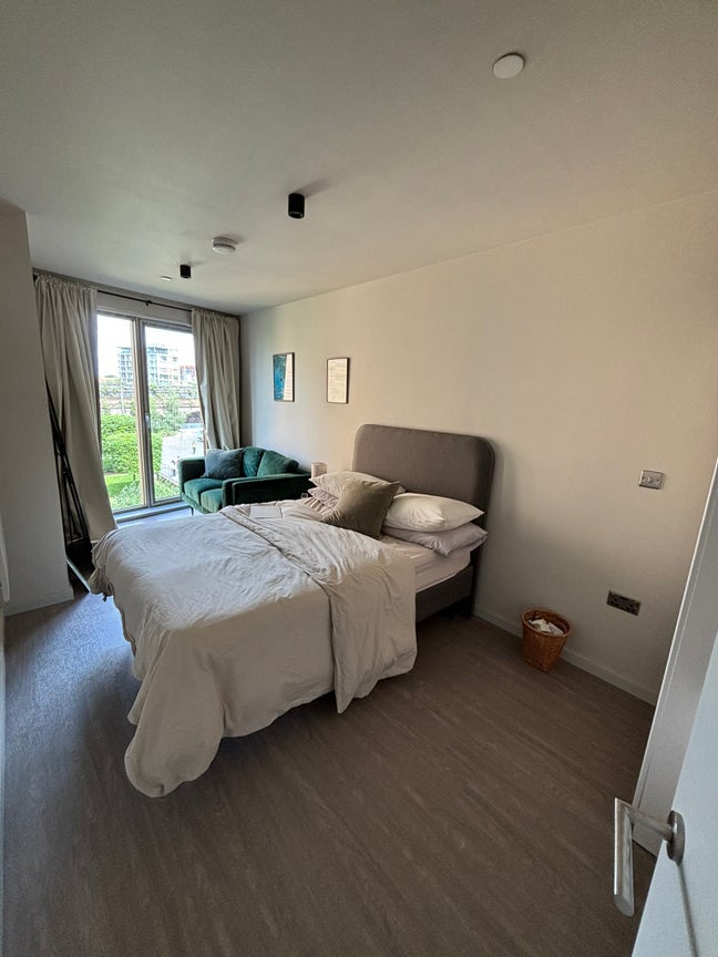Large double room with private bathroom Main Photo