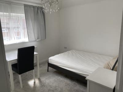 Comfortable en-suite Room -Near train station Main Photo
