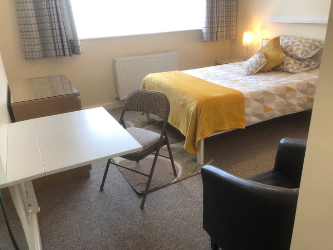 Fantastic En-Suite Room in Horley Main Photo