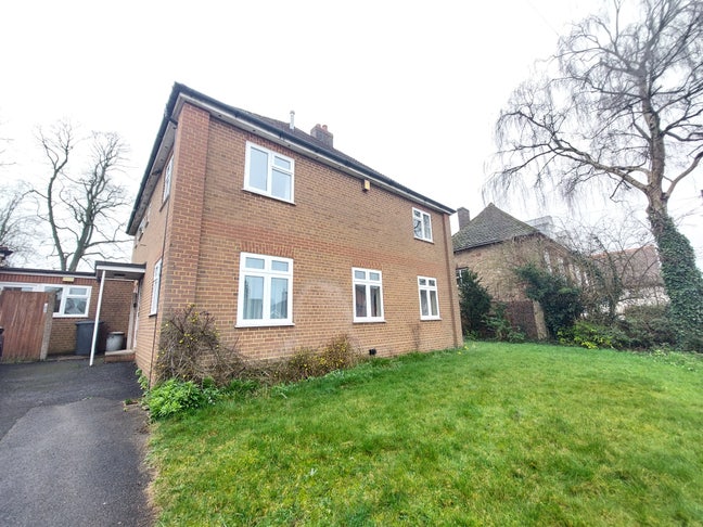 Spacious 4 bedroom for &pound;900 PCM in Kingsbury Main Photo