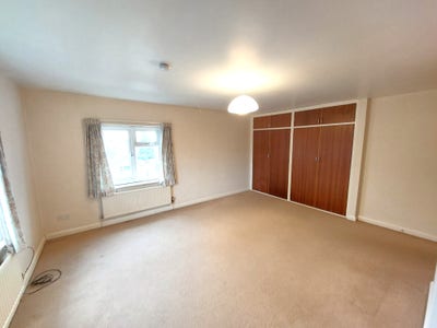 Spacious 4 bedroom for &pound;900 PCM in Kingsbury Main Photo