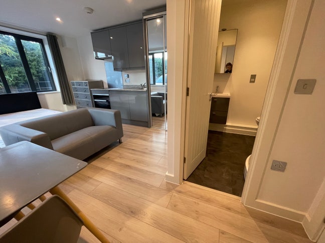 Modern Studio Flat - Newbury Centre Main Photo