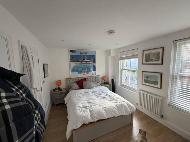 En-Suite Master Bedroom - Clapham Old Town Main Photo