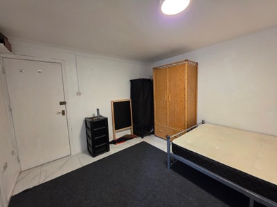 Ground Flr En-Suite Double Room in Harrow HA3 6DY Main Photo