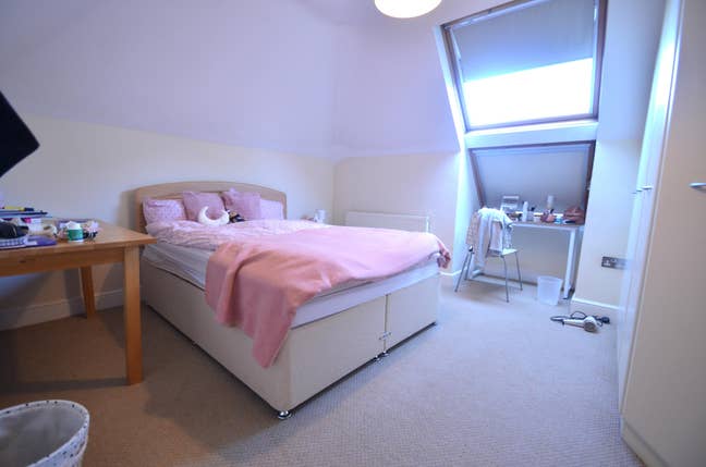 Student Flat - Egham Hill  Main Photo