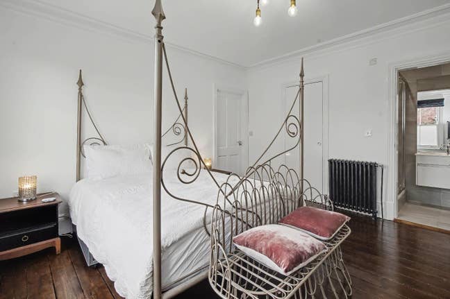 Large Double En Suite Bedroom  Main Photo