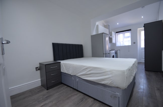 Brentford Studio - All Bills Included  Main Photo