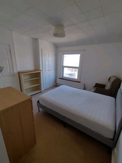 Large double room in Newmarket Main Photo