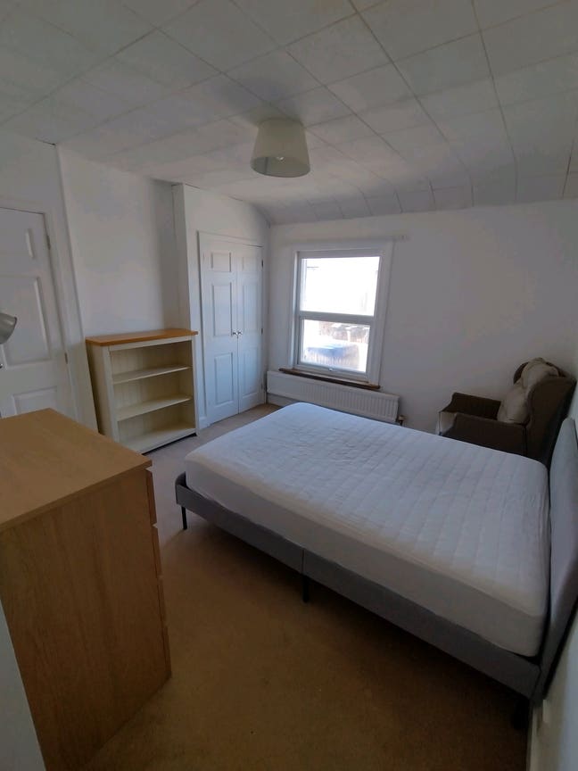 Large double room in Newmarket Main Photo