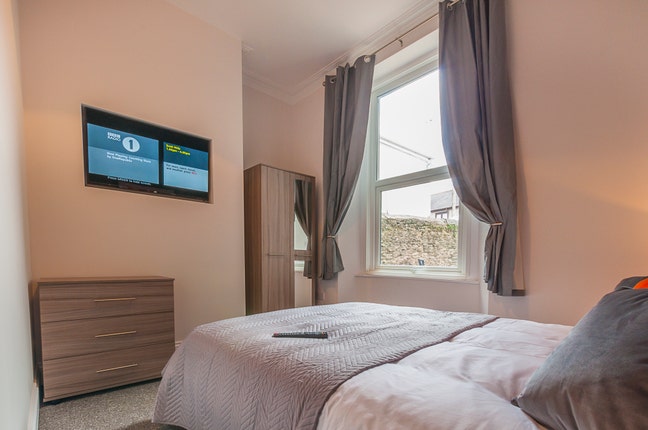 Bright En-Suite Room close to City Centre -  PL4 Main Photo