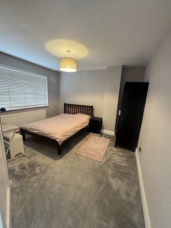 Large Double Room Near Worcester Park | Bills Inc Main Photo
