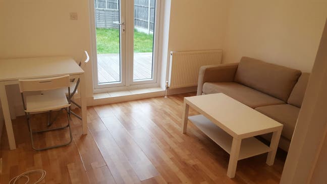 011M-Bounds Green-Modern One Bedroom Flat, Garden Main Photo