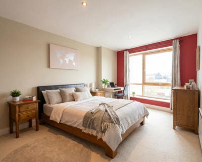 Rooms Available in a 2-Bed Flat in Leeds dock Main Photo