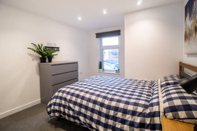 Large double en suite room, bills included,parking Main Photo