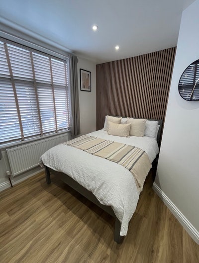 Double En-Suite Room - Close to the Hospital! Main Photo