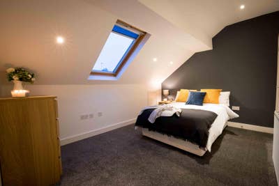 Beautiful Top Floor Double in Friendly Share Main Photo