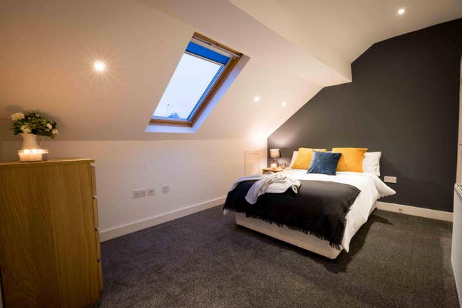 Beautiful Top Floor Double in Friendly Share Main Photo
