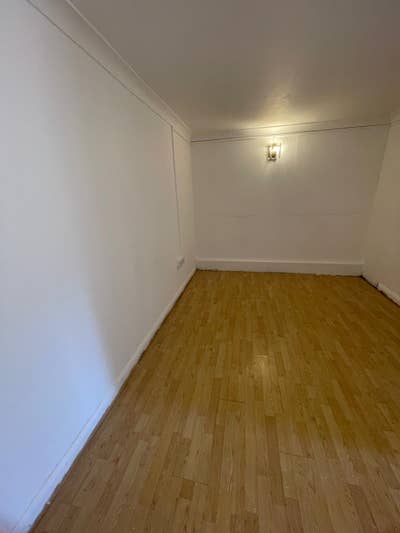 Large Studio flat with garden access Main Photo