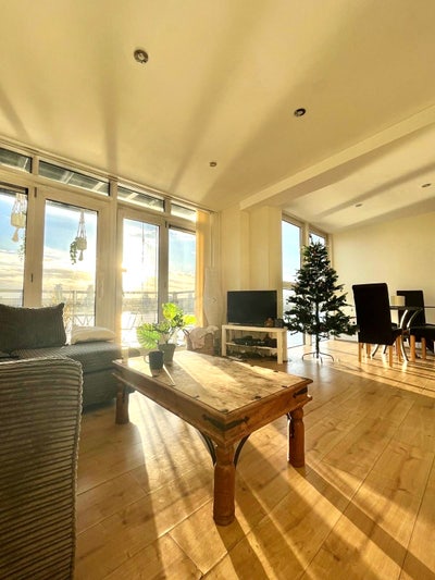 Double En-Suite Room with a river view Main Photo