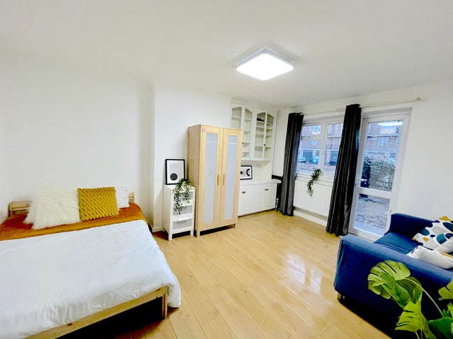 4 Rooms in Classy Highbury Area with Front Garden Main Photo