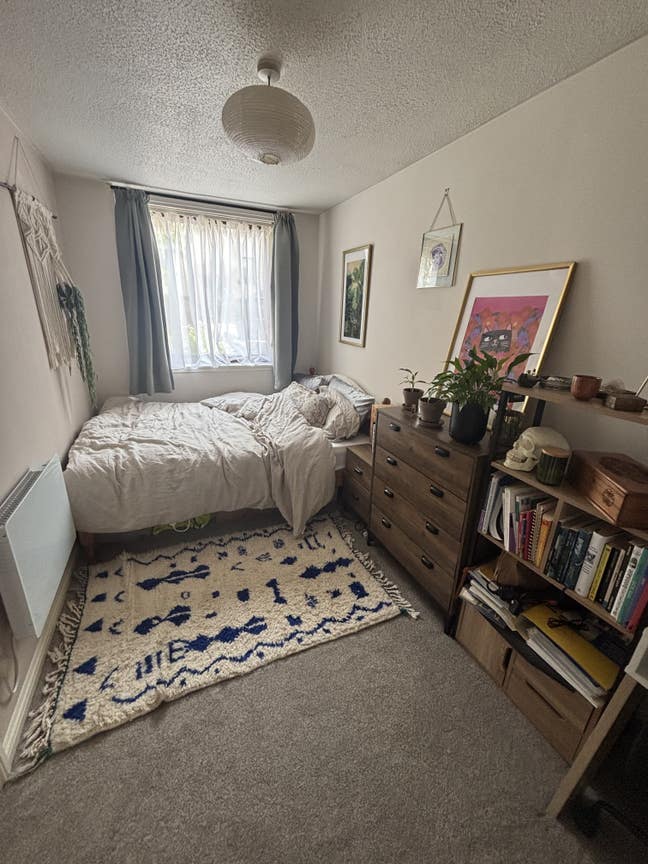 Modern double room in clean, professional flat Main Photo