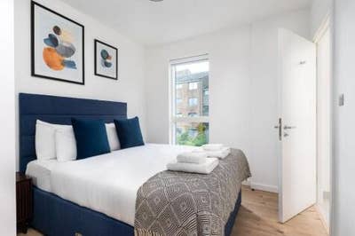 Ensuite double room in bright, modern flat Main Photo
