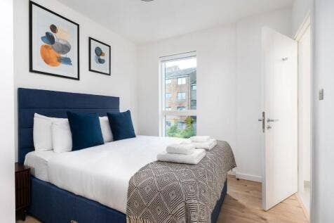 Ensuite double room in bright, modern flat Main Photo