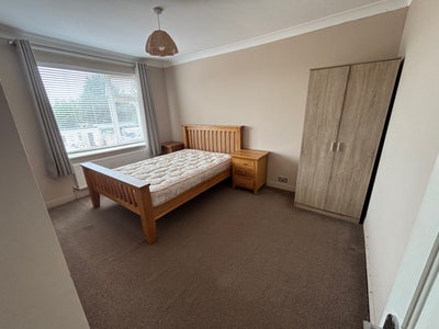 One single and two double bedrooms  Main Photo