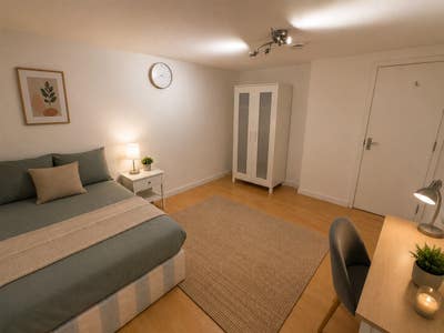 Stunning Beckton Double | Garden & Parking | DLR Main Photo