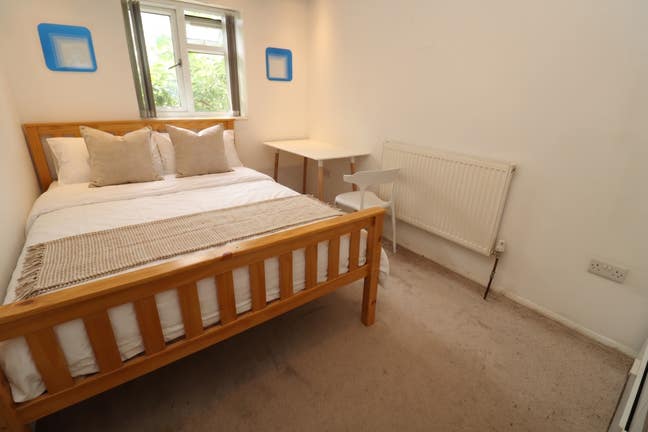 Room 5 mins From Elisabeth Line E16  - Living Room Main Photo