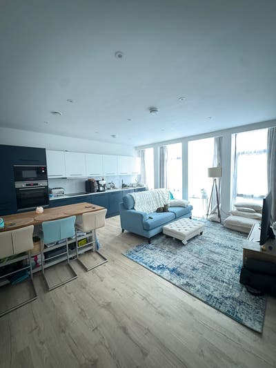 Luxury Double Esher(KT10) en-suite & parking Main Photo