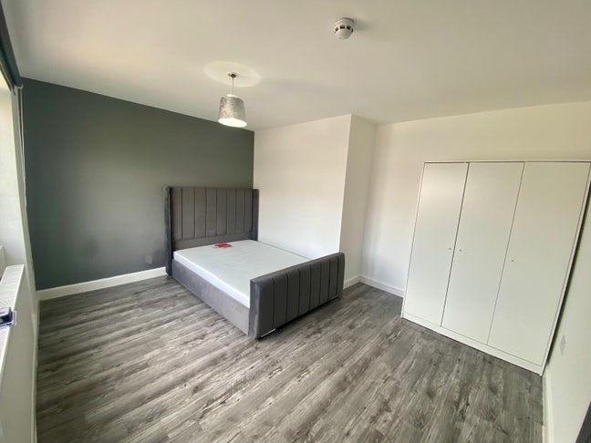 Large Modern Double Room | Couples welcome Main Photo