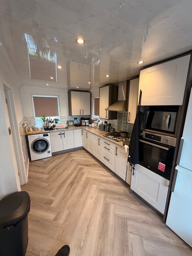 Beautiful furnished room for rent in BB2 Main Photo