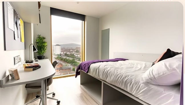 Modern En Suite -123 York street Belfast Main Photo