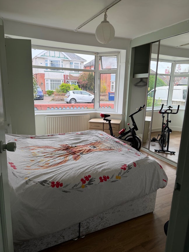 Big Room En-suite  available Now Main Photo