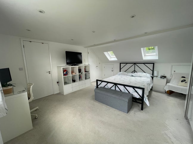 Spacious Top Floor Double Room With En-Suite Main Photo