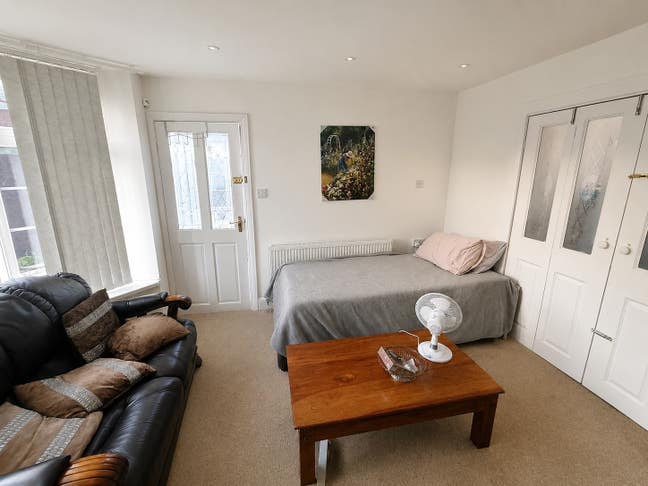 Ground Floor 1 Bed Flat | Free Parking | Near Tram Main Photo